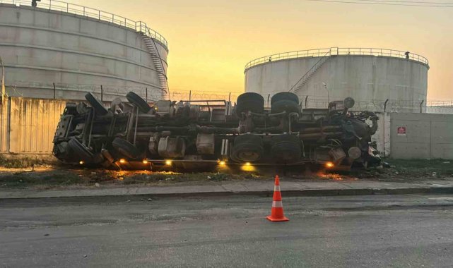 Hatay'da beton pompası taşıyan tır devrildi
