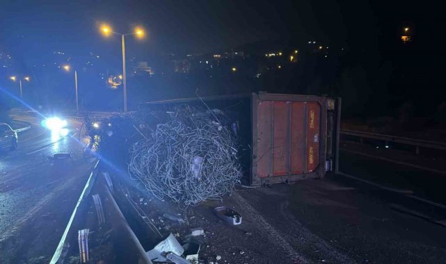Hatay'da demir yüklü tır devrildi: 1 yaralı