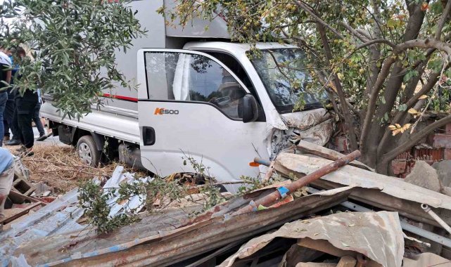 Islak yolda kayan kamyonet bahçe duvarına çarptı