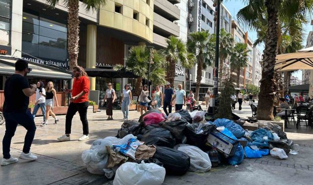 İzmir'de belediye işçileri iş bıraktı, dağ gibi çöp birikti