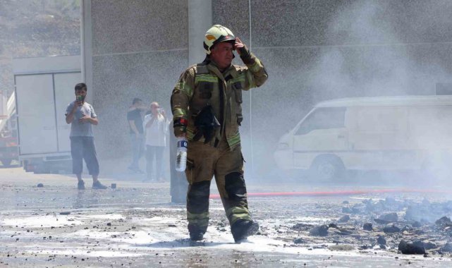 İzmir'deki yangında 3 fabrika, 5 araç zarar gördü