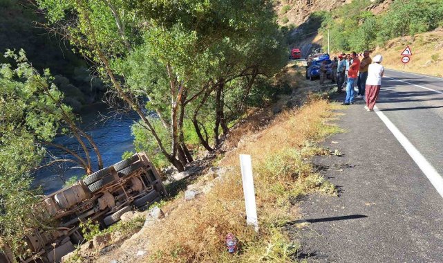 Kamyon şarampole devrildi: 1 yaralı