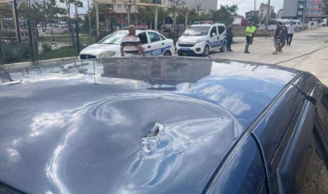 Kapaklı'da tahta yüklü kamyon 2 direği devirdi