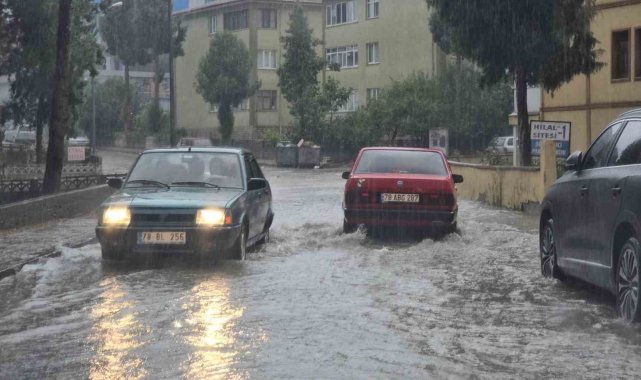 Karabük'te sağanak hayatı felç etti, yollar dere yataklarına döndü