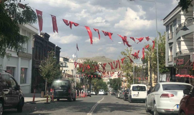 Kars'ta Zafer Bayramı öncesinde caddeler bayraklarla donatıldı