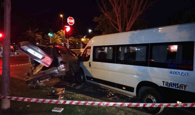 Kartal'da kontrolden çıkan otomobil trafik ışıklarında bekleyen öğrenci servisine çarptı: 2 yaralı