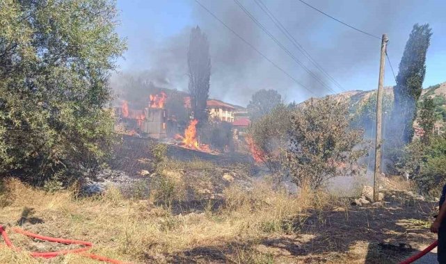 Kızılcahamam'da ahşap bina ve samanlık yandı