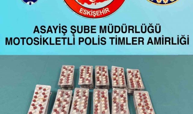Kontrol amaçlı durdurulan araçtan 885 adet sentetik hap ele geçirildi