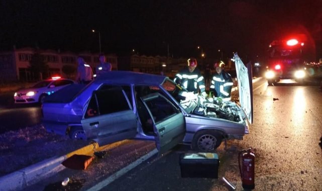 Kontrolden çıkan otomobil refüje çıktı; 1 yaralı