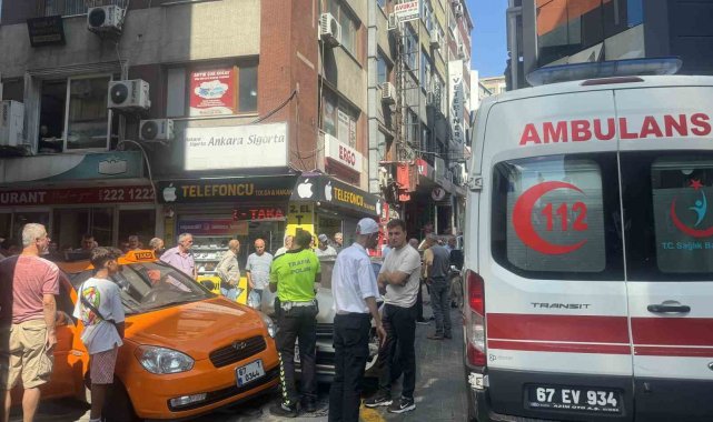 Kontrolden çıkan otomobil yayanın ayağını ezip park halindeki taksiye çarptı