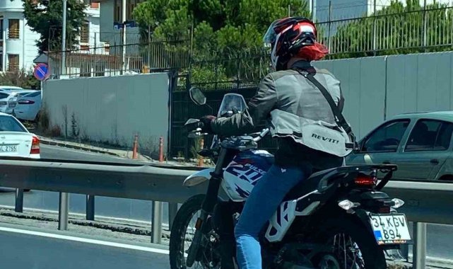 Küçükçekmece'de motosikletle tehlikeli yolculuk kamerada