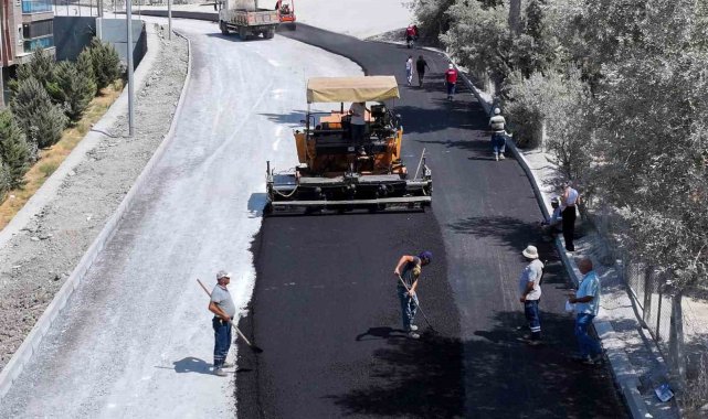 Kuşadası'nda sıcak asfalt seferberliği devam ediyor
