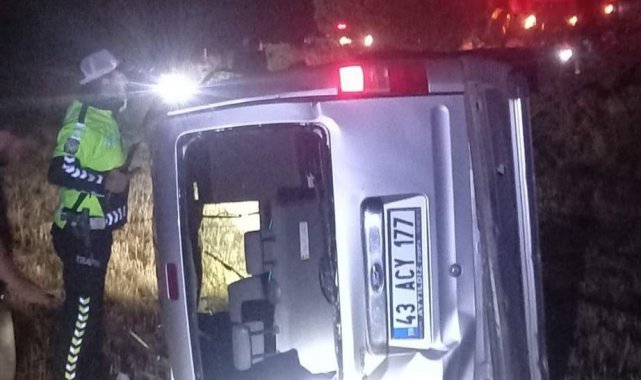 Kütahya'da yoldan çıkan hafif ticari araç tarlaya devrildi: 1 ölü, 1 yaralı