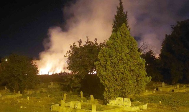 Lüleburgaz'da mezarlıkta çıkan yangın söndürüldü