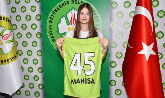 Manisa BBSK Cemre Güneş'i renklerine bağladı