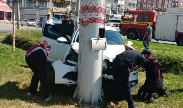 Mardin'de otomobil direğe çarptı: 1 yaralı