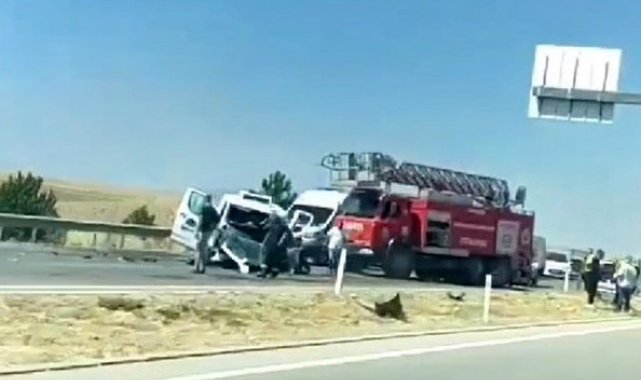 Minibüs yön tabelasına çarptı, 2 kişi hayatını kaybetti