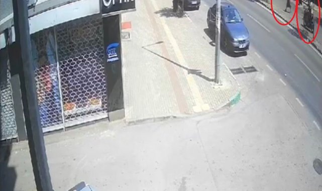 Motosiklet sürücüsünün çarptığı yaşlı kadın hayatını kaybetti...O anlar kamerada