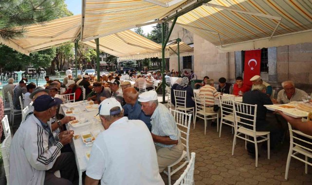 Namaz sonrası vatandaşlara yemek ikramında bulunuldu