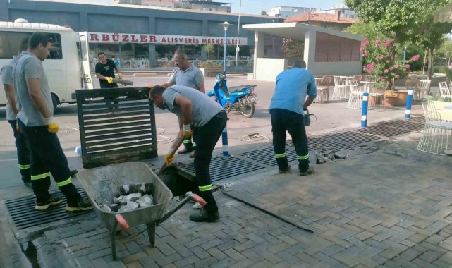 Nazilli Belediyesi çarşı bölgesinde mazgal temizliği gerçekleştirdi