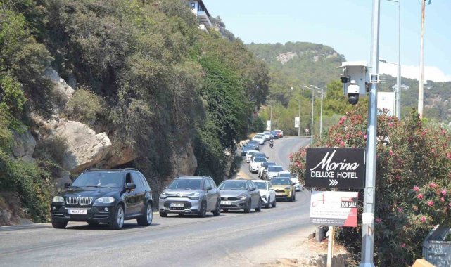 Ölüdeniz'e tatilci akını, uzun araç kuyruğu oluştu
