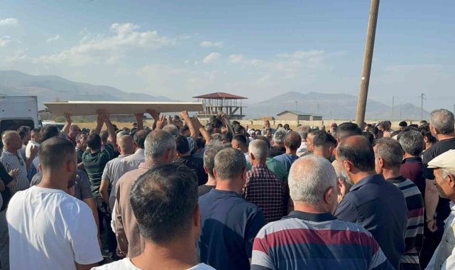 Otobüs kazasında hayatını kaybeden 5 kişi Ağrı'da toprağa verildi