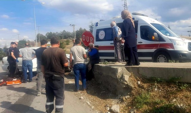 Otomobil kaldırıma çarptı, yaralılara yoldan geçen sağlık ekibi müdahale etti