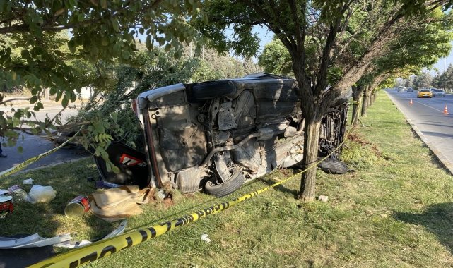 Otomobil refüjdeki ağaca çarptı: 1 ölü, 2 yaralı