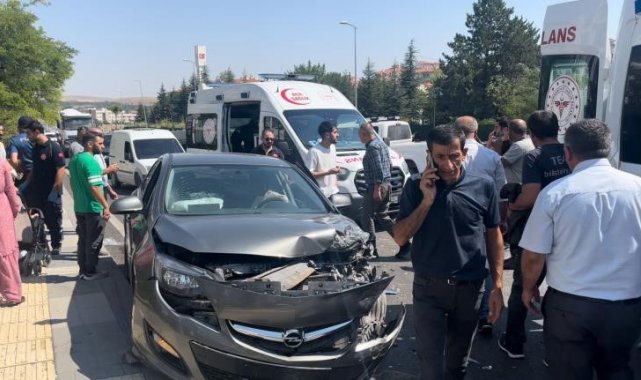 Polatlı'da yakınının cenazesine giden otomobille hafif ticari araç çarpıştı: 5 yaralı