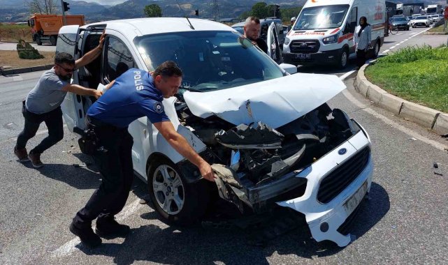 Samsun'da hafif ticari araç kamyonla çarpıştı: 1 yaralı