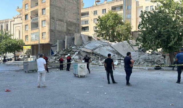 Şanlıurfa'da faciadan dönüldü: Yıkım sırasında bina iş makinesinin üzerine devrildi