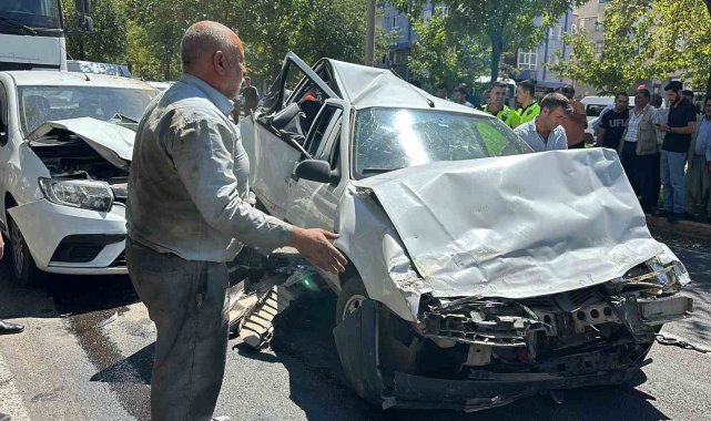 Şanlıurfa'da kırmızı ışıkta bekleyen araçlara tır çarptı: 3 yaralı