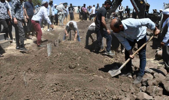 Şanlıurfa'daki kazada vefat eden 5 çocuk Siverek'te yan yana toprağa verildi