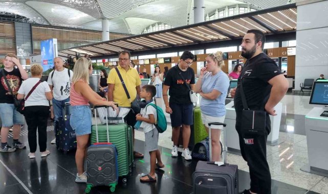 Seferleri iptal edilen Karadağ yolcuları iki gündür İstanbul Havalimanı'nda bekliyor