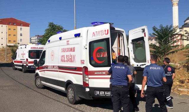 Sokak ortasındaki kavgada sopa ve içki şişesiyle birbirlerine girdiler