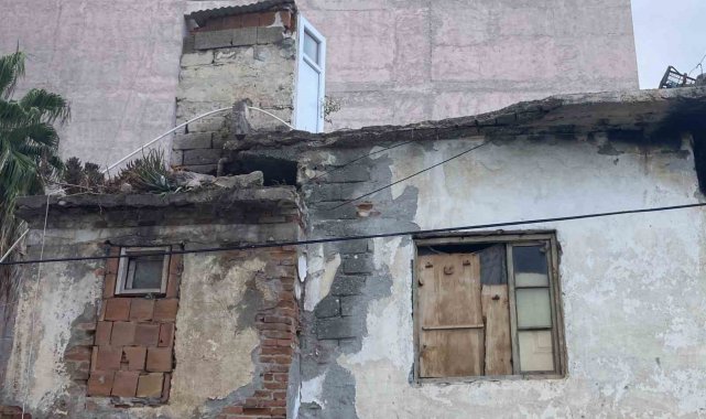 Sürücü 1,5 dakikayla kurtuldu, balkon aracın üzerine göçtü