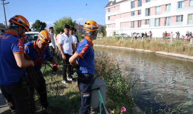 Suya düşen yabancı uyruklu çocuğu kurtaran şahıs akıntıya kapılarak kayboldu