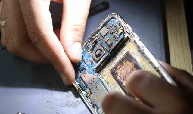 Telefon bomba gibi patlamıştı, teknik servis vatandaşı böyle uyardı