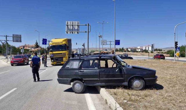 Tırla çarpışan otomobil yaklaşık 50 metre sürüklendi
