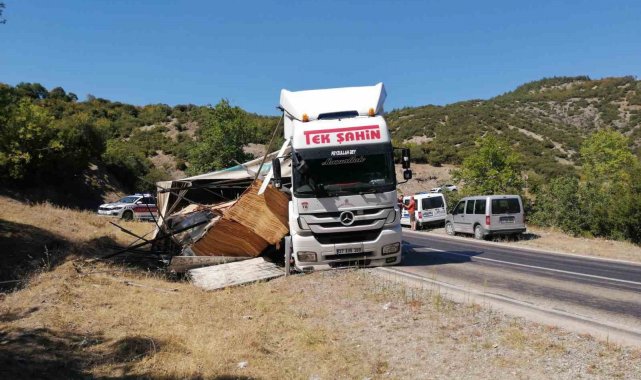 Tokat'ta kontrplak yüklü tır devrildi: 1 yaralı