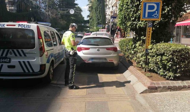 Trafik ekipleri, engellilere engel olan sürücüleri affetmedi