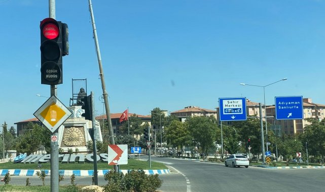 Trafik lambalarına 'Katil İsrail' yazısı