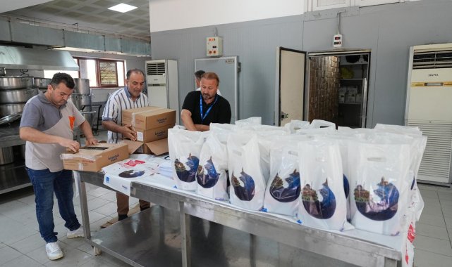 Üsküdar'da ihtiyaç sahiplerine konserve et dağıtımı