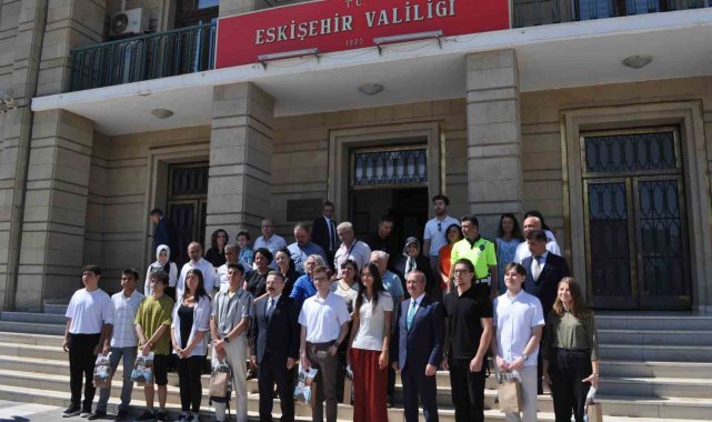 Vali Aksoy YKS'de ilk 100'e giren öğrencilere hediye takdim etti