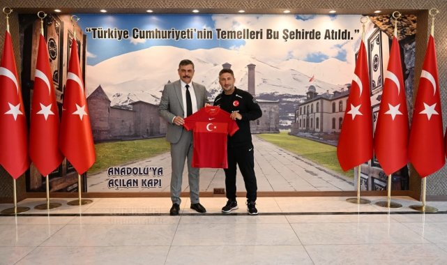 Vali Çiftçi'ye milli takım forması hediye etti
