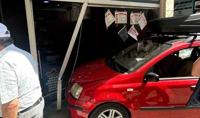Yalova'da kontrolden çıkan otomobil emlak dükkanına girdi