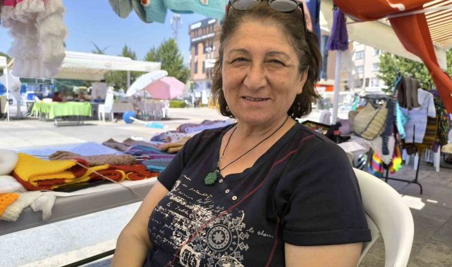 Yaşıtları evde otururken o kışın ördüklerini yazın satıyor, gençlere de örnek oluyor