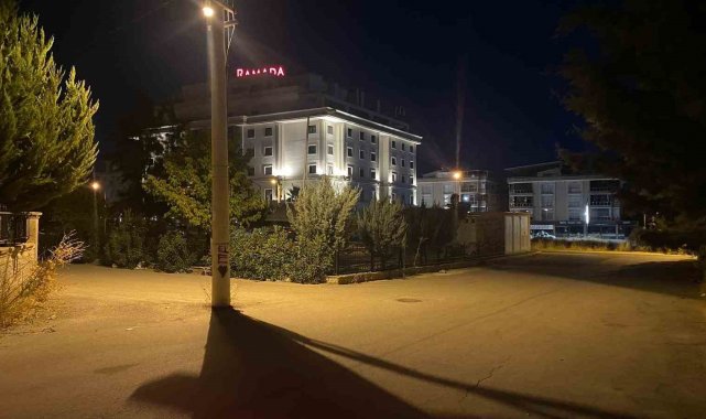 Yol ortasındaki elektrik direği akıllara durgunluk veriyor