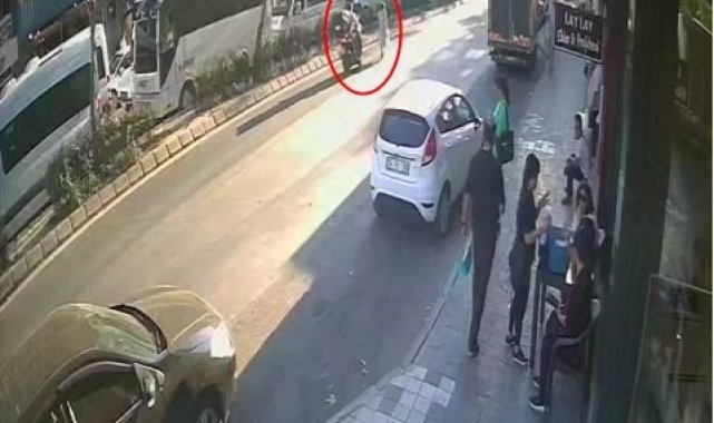 Yolun karşısına geçerken motosikletin çarptığı kadın yaralandı