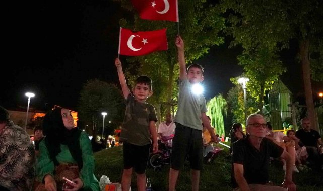 Zafer öyküsünü dev ekrandan izlediler